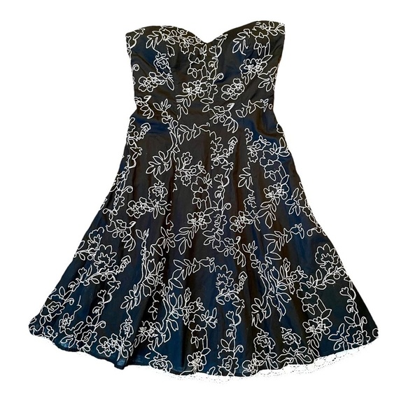 WHITE HOUSE|BLACK MARKET, NWOT, GORGEOUS, WOMENS STRAPLESS, BLACK DRESS. SIZE 2 - Picture 1 of 6